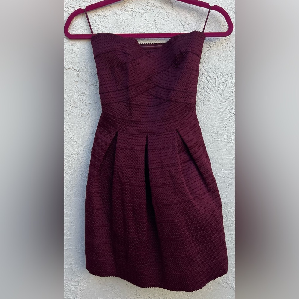 Cute strapless mini dress 🩷 unique stiff fabric with adorable detailing